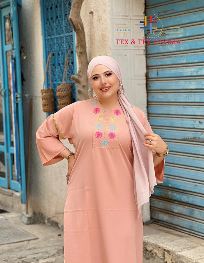 Jebba-fashion-printemps-ete-2025-Jebba-Chams-en-Crepe-haut-de-gamme-en-broderie-motif-chams-sur-la-poitrine-en-rose-poudre-C
