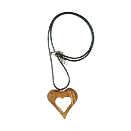 Collier orné d’un pendentif en bois noble sculpté en forme de cœur. Inspiré de la nature