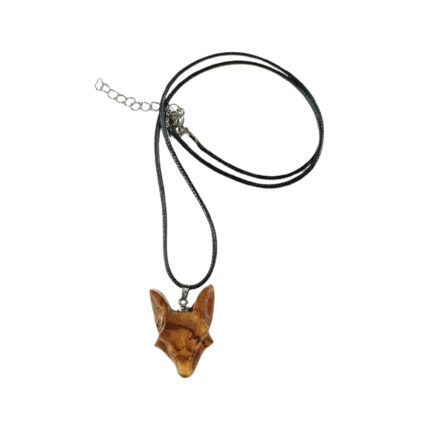 Collier orné d’un pendentif en bois noble sculpté en forme de tète de renard. Inspiré de la nature